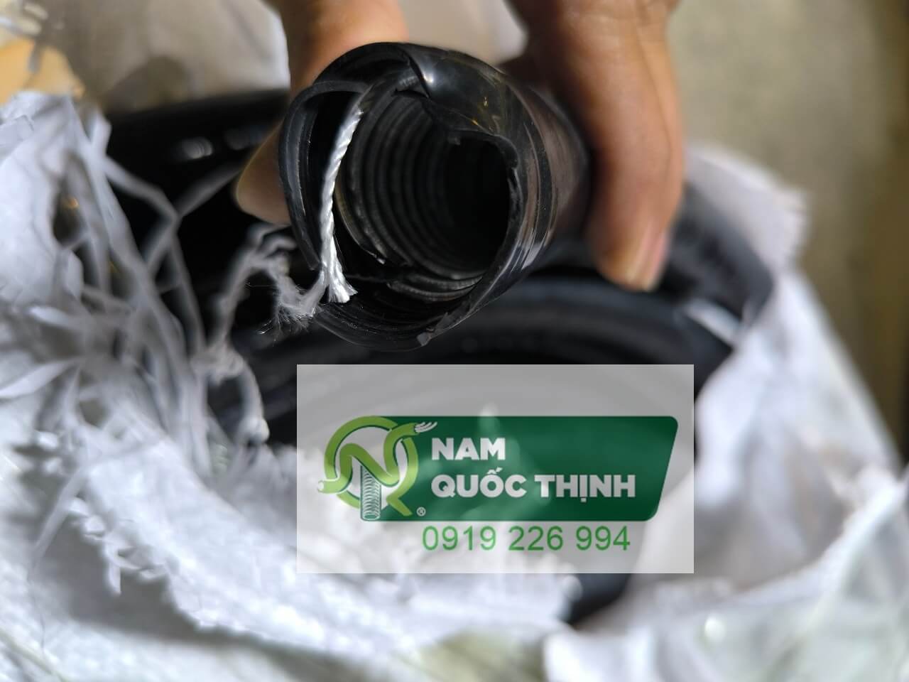 ong ruot ga sat boc nhua den pvc d20 mm loai day chong dau nuoc