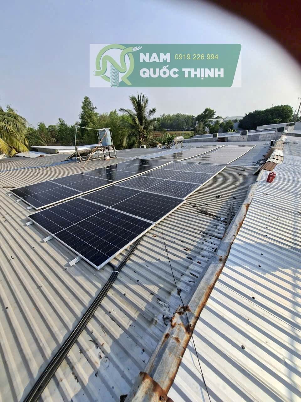 ong ruot ga thep boc nhua d25 noi tam pin solar xuong tu dieu khien
