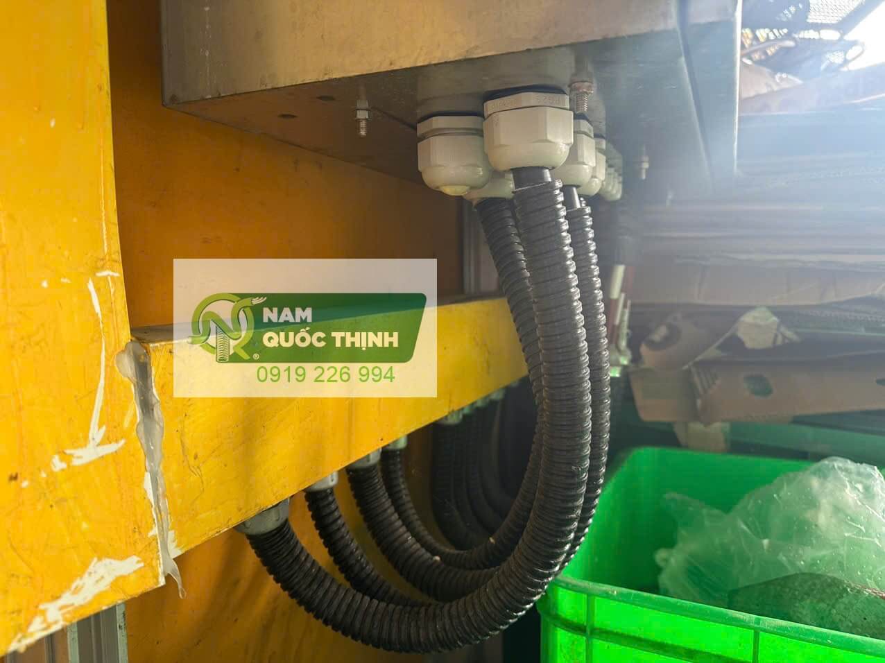 pg oc siet cap nhua noi ruot ga thep boc nhua vao tu dien solar panel