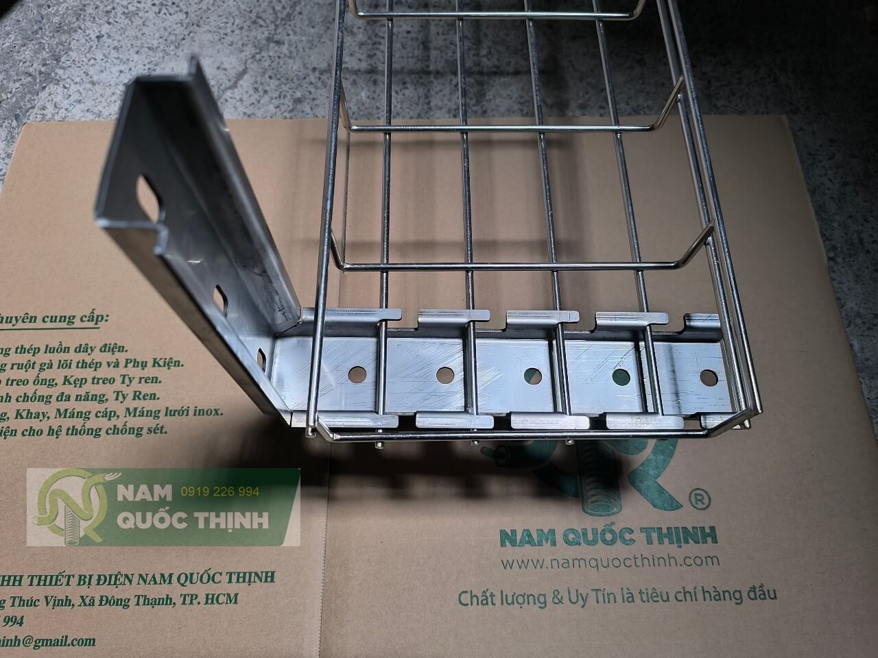 tay do treo tuong kieu L mang luoi inox 200x50 mm