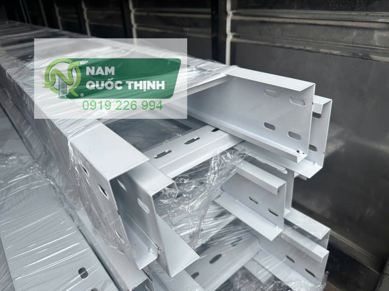 thang cap 250x100 son tinh dien day 1 mm mau trang