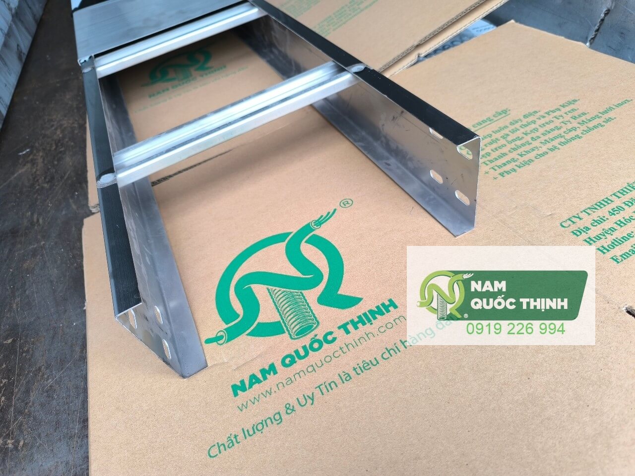 thang cap inox 304 thep khong gi 300x100x1.2 mm