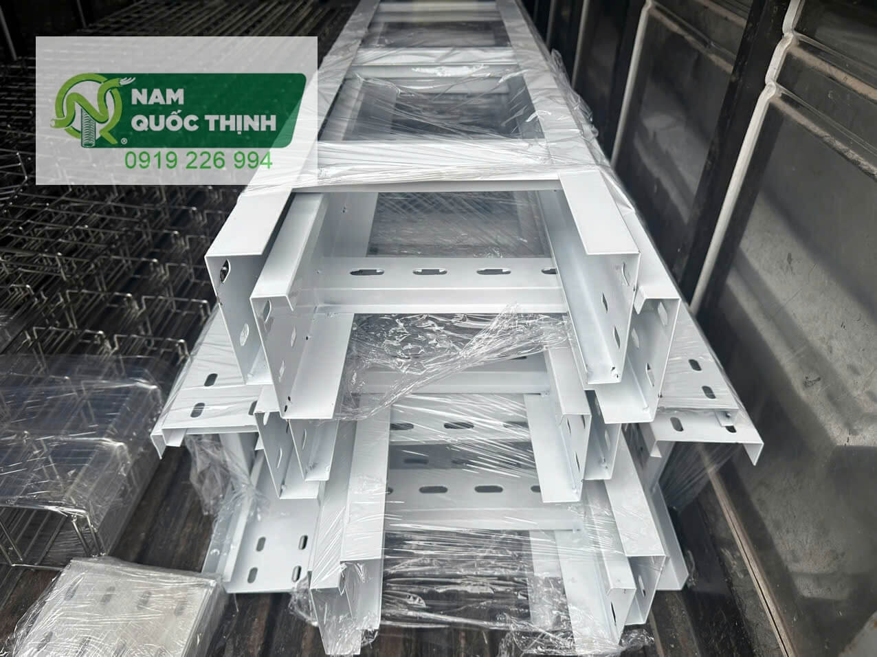 thang cap ladder cable 250x100 mm 1 li mau trang