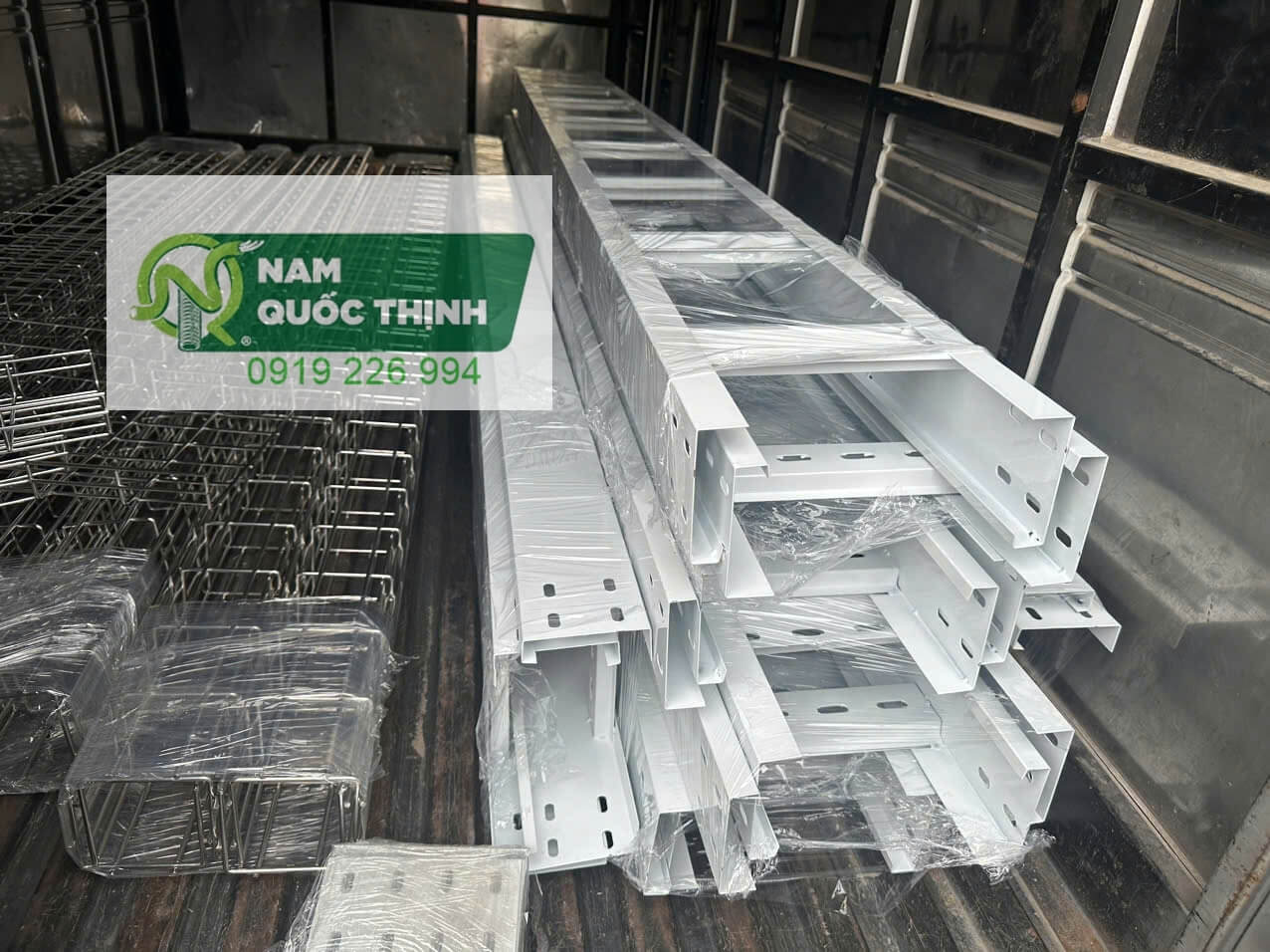 thang cap son tinh dien mau trang 250x100x1.0 mm