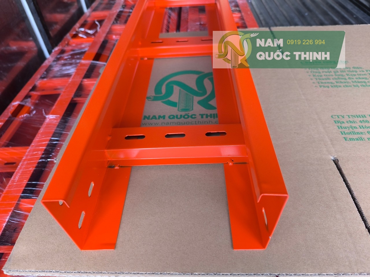 thang ladder son tin dien mau cam 200x100 mm 1 li 2