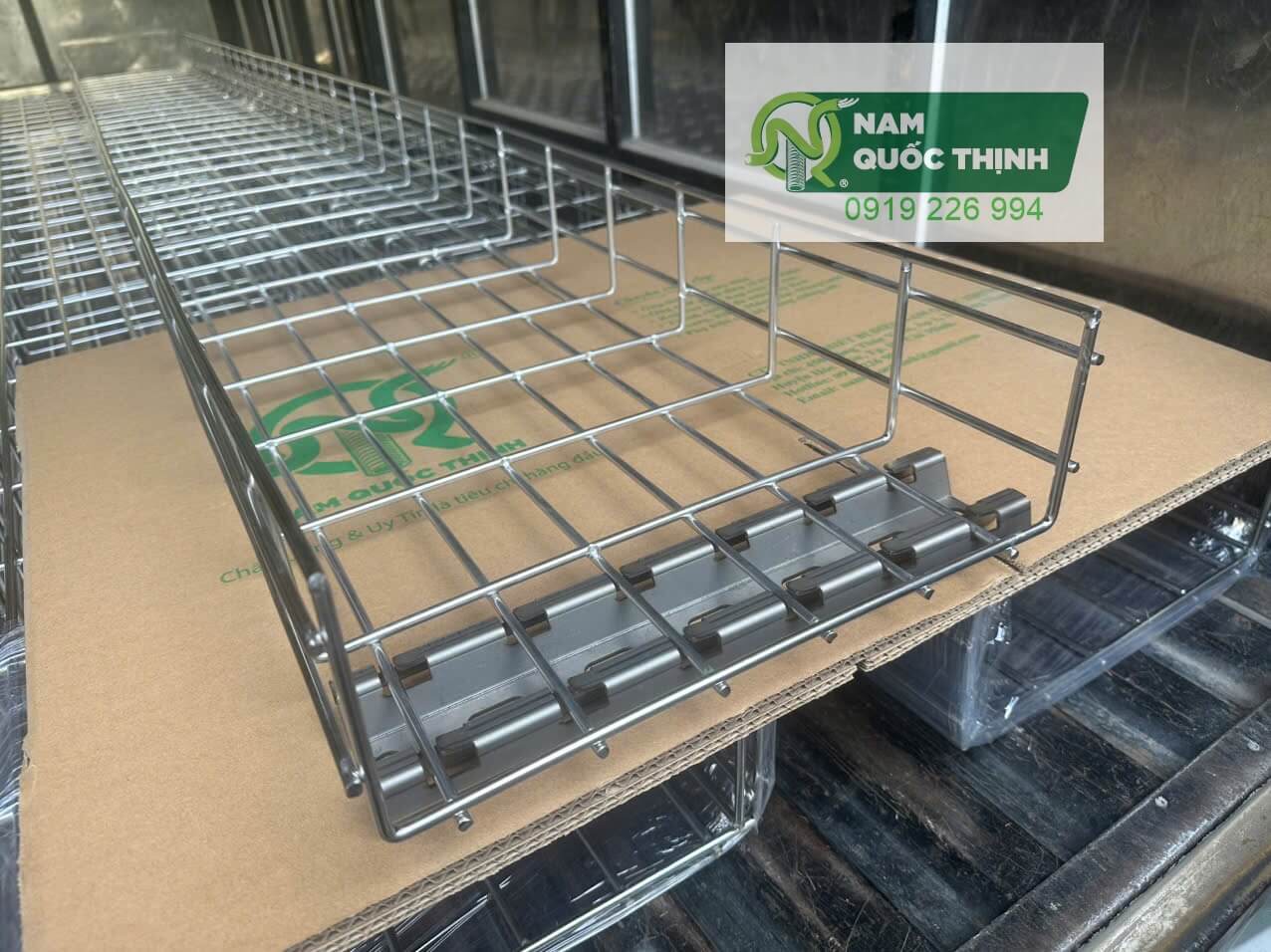 thanh treo m voi mang luoi inox 300x100 va ty ren