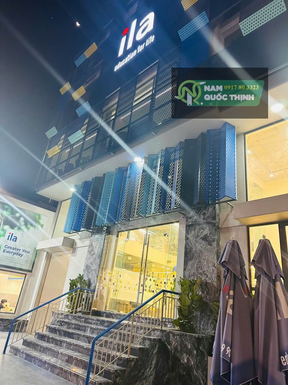 thanh unistrut lam khung mat dung facade trung tam anh ngu ILA