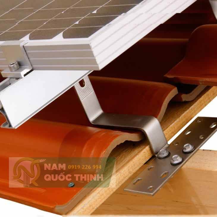 Pát kẹp mái ngói với tấm pin solar panel