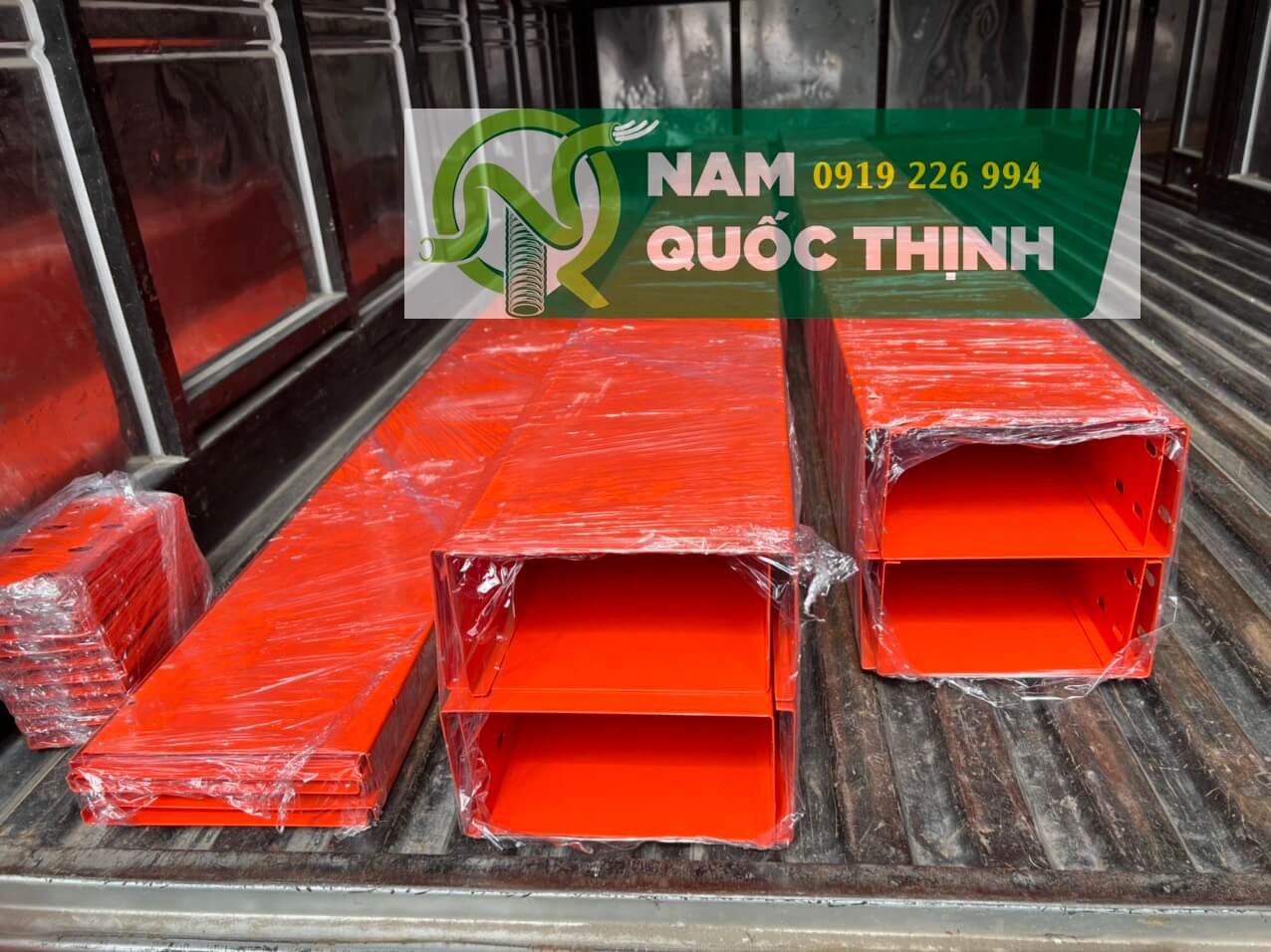 cable trunking 200x100x1.2 mm mau cam son tinh dien co nap