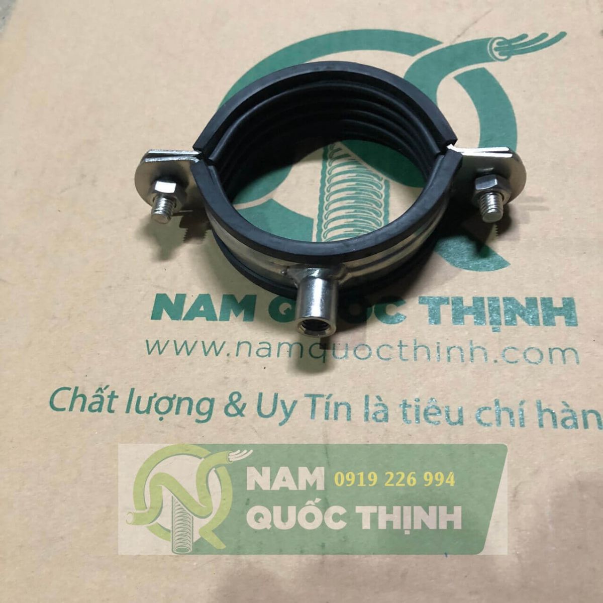 đai treo ống inox ron cao su d76