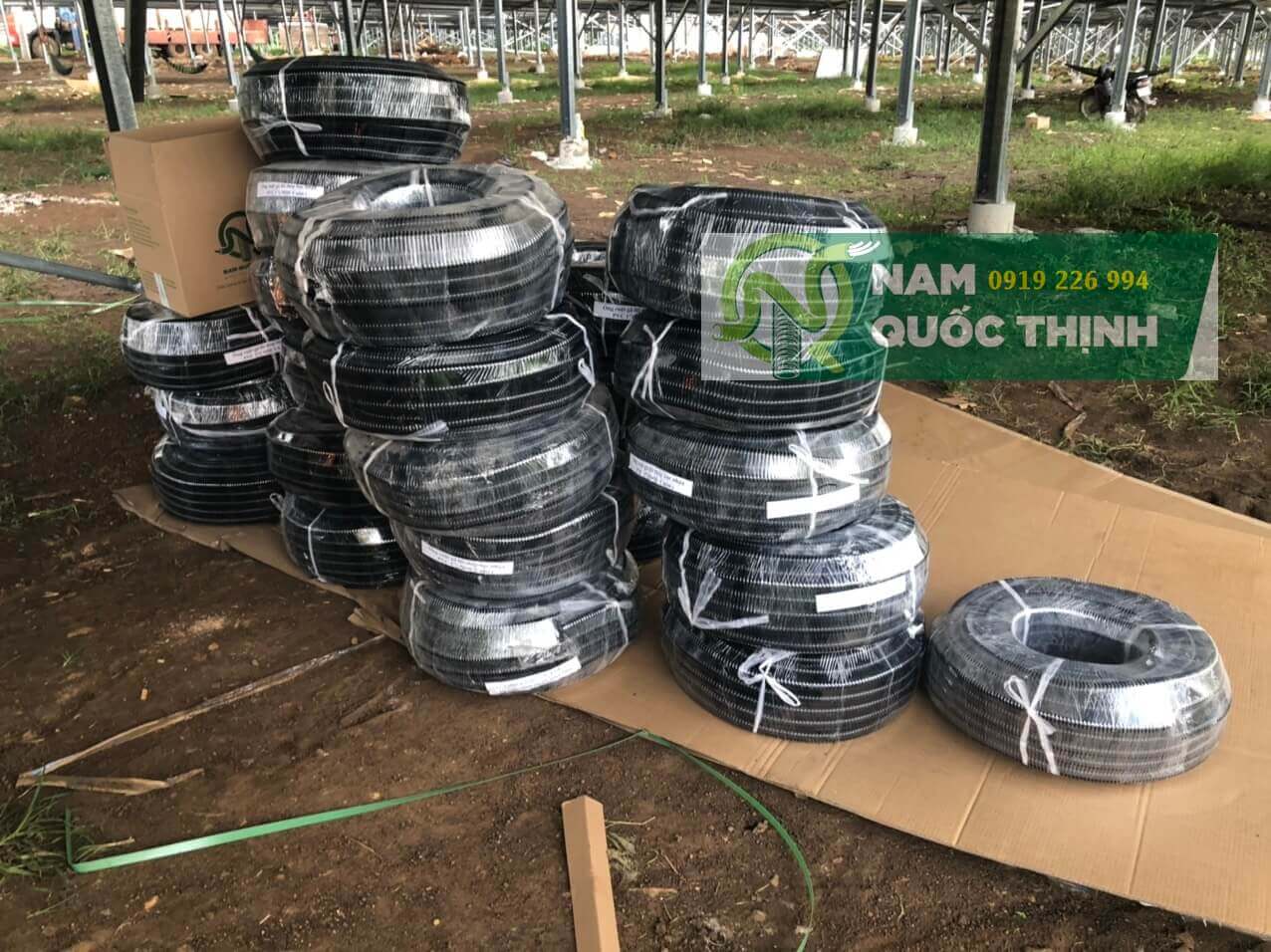 giao hàng ống ruột gà thép bọc nhựa pvc điện mặt trời