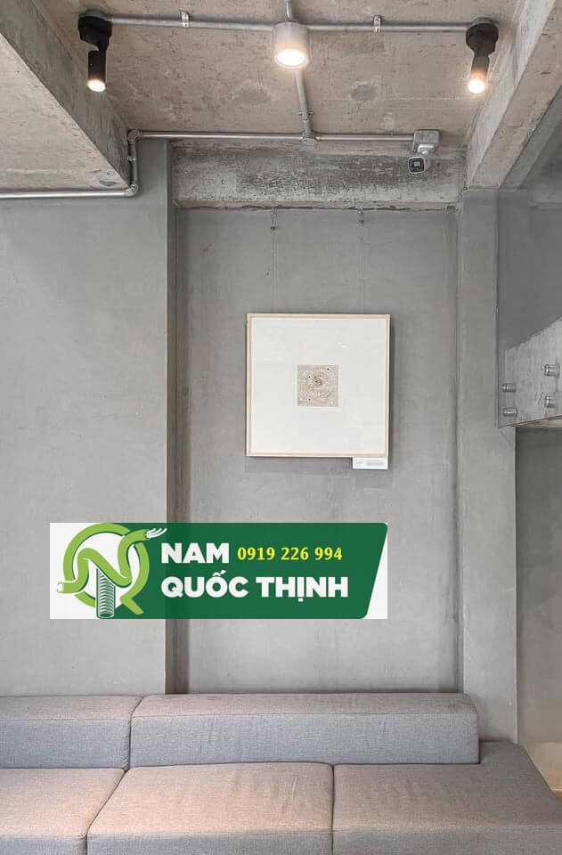hop box chia nga ong thep luon day dien noi vao den chieu sang khu ghe sofa quan cafe