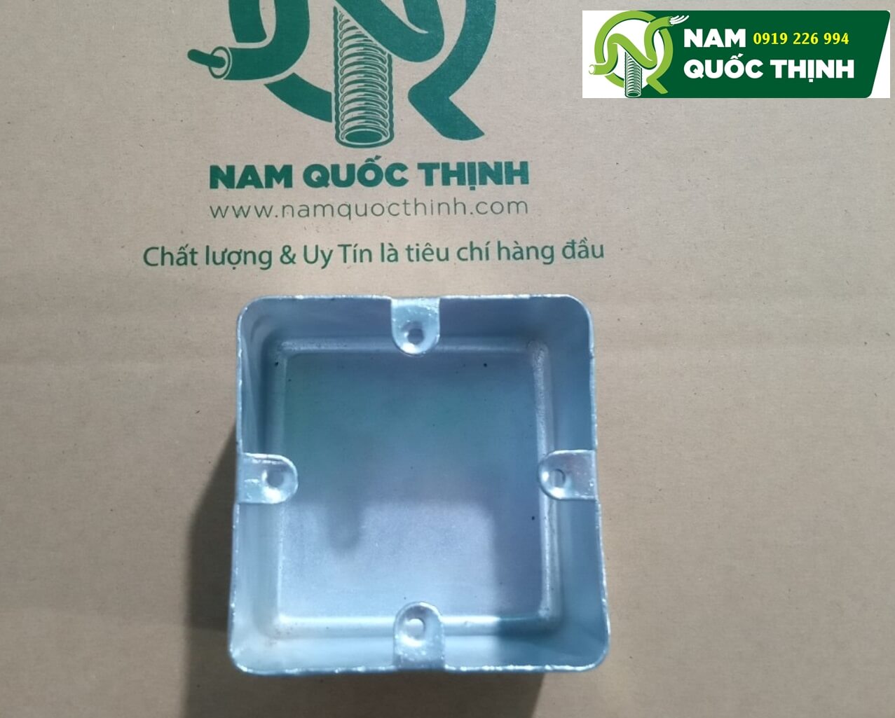 Hộp thép vuông âm tường không lỗ có vít 80x80x54