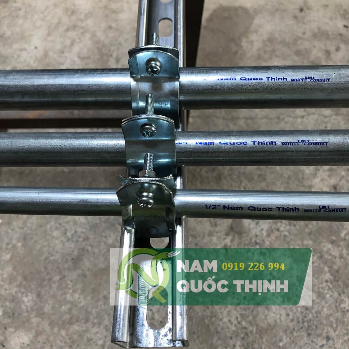 kẹp ski treo ống thép luồn dây điện trơn emt 