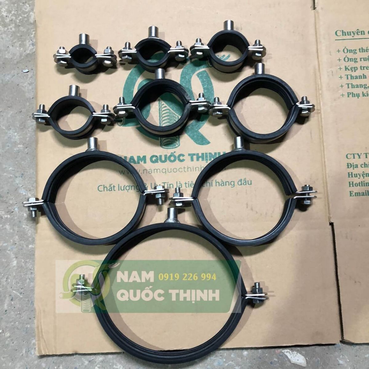 kiểu đai treo ống inox ron cao su