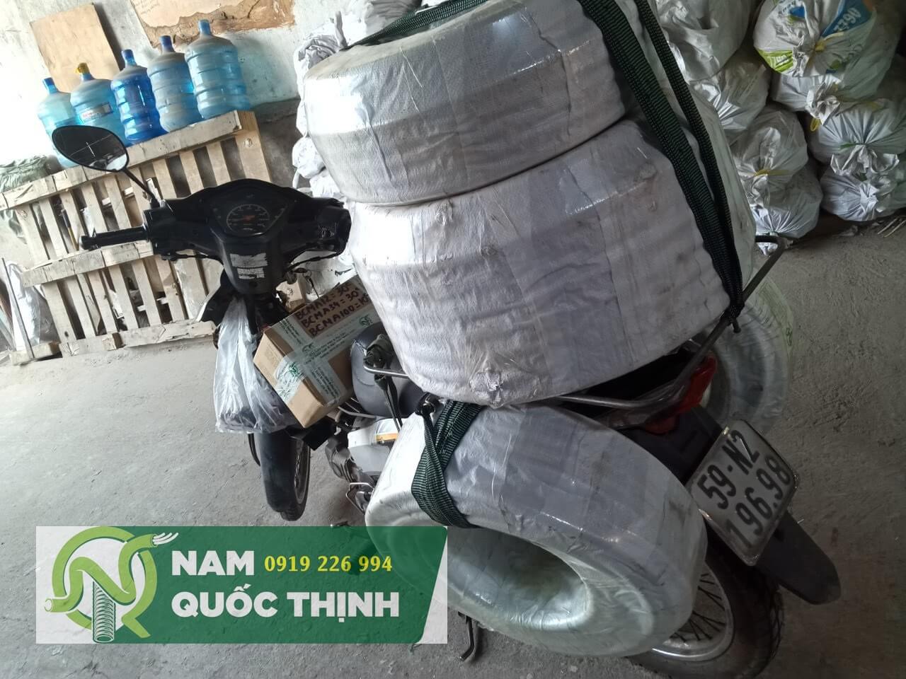 ong ruot ga loi thep boc nhua chong tham dau nuoc d25 len xe may giao hang