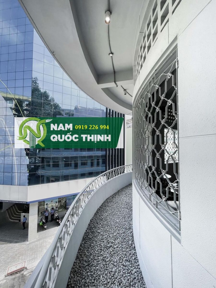 ong thep luon day dien di den dien chieu sang balcon quan ca phe
