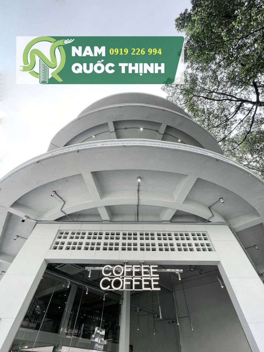 ong thep luon day dien di dien chieu sang mat tien cua hang ca phe