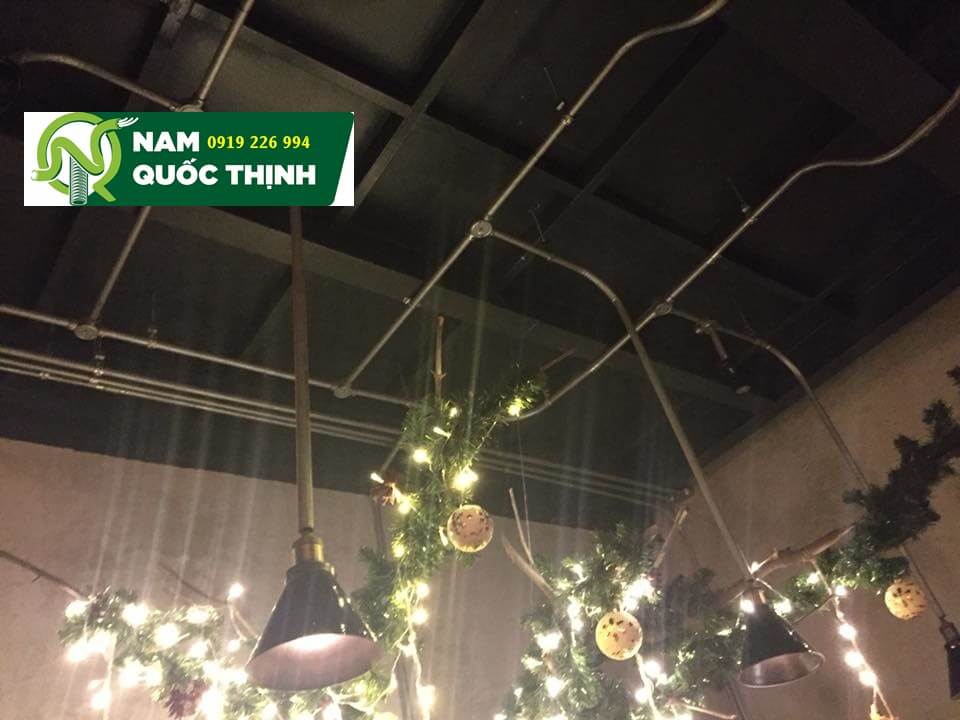 ong thep luon day dien trang tri den noel