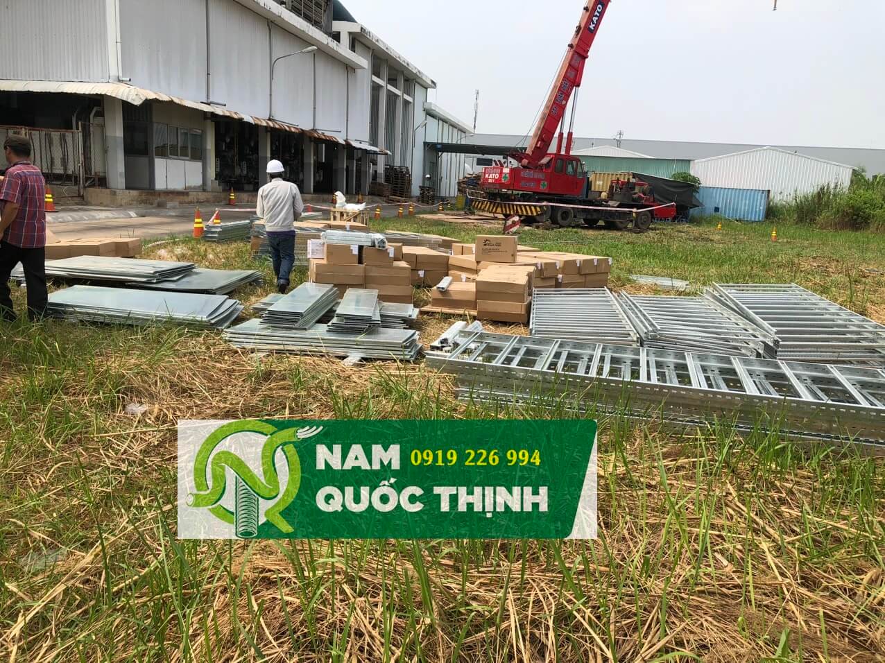 thang cap ladder ma kem nhung nong va phu kien nqt xuong hang tai nha may